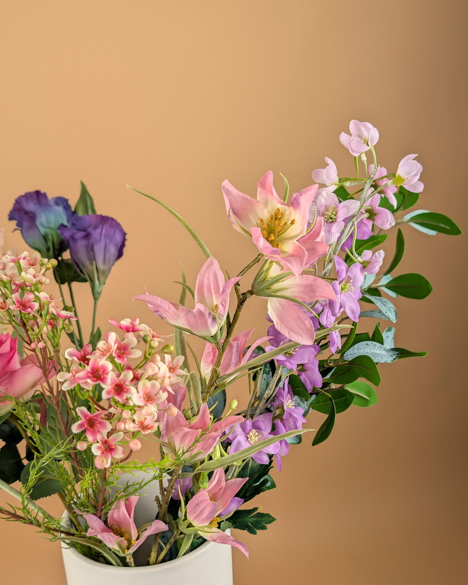 Zijdeboeket Elira – Paars / Perzik – 55 cm