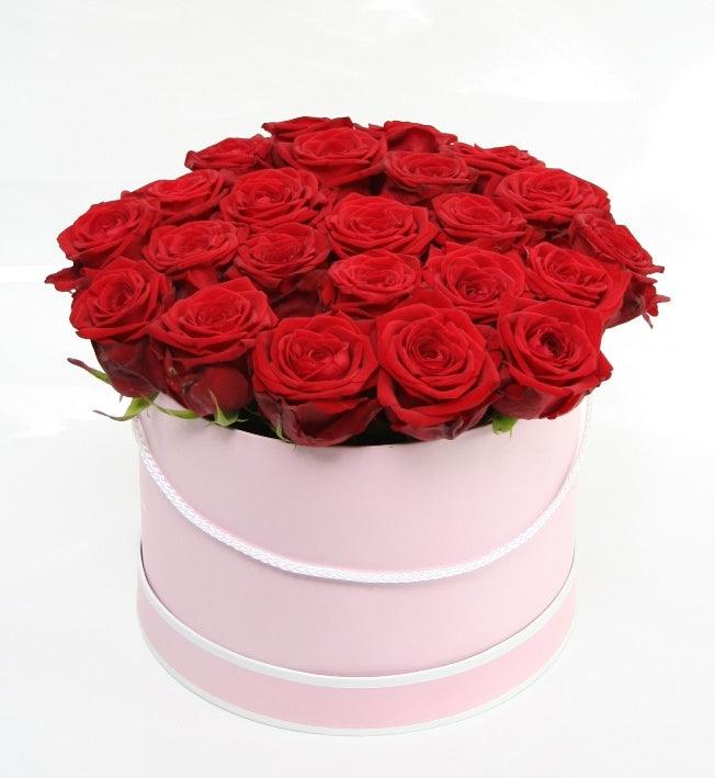Rote Rosen in einer hellrosa Box