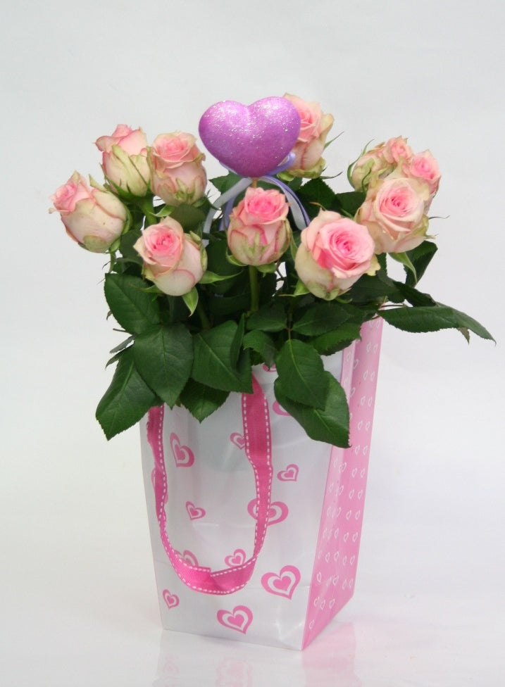 10 petites roses roses blanches dans un sac d&