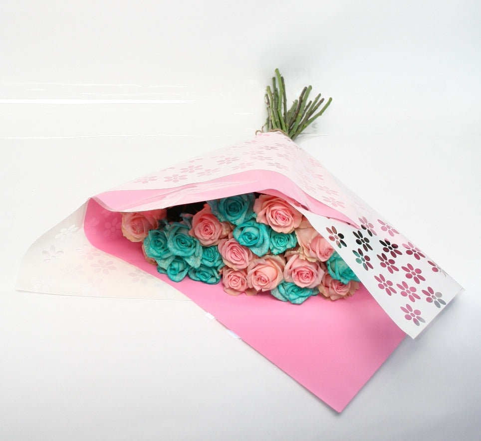 Rozen boeket 10 licht roze Rozen met 10 Ice Blue