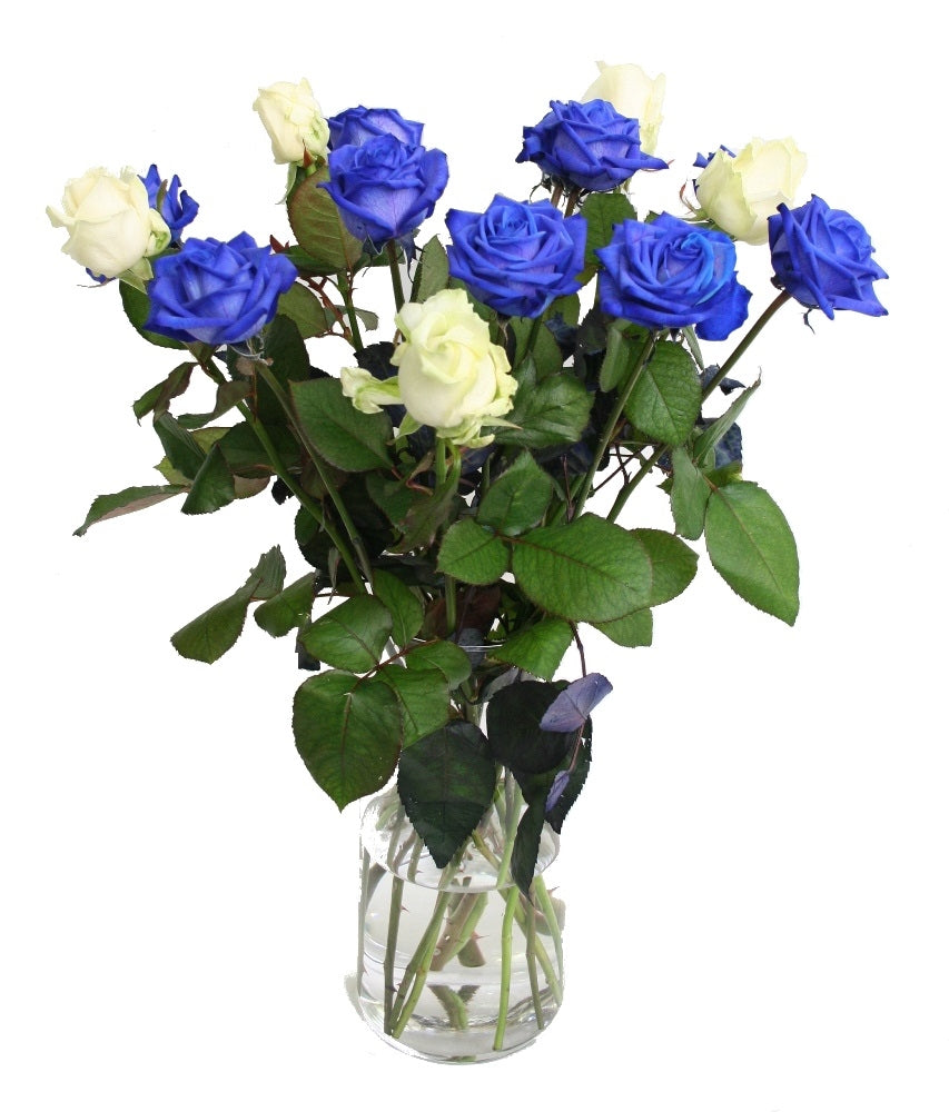 Bouquet de longues roses bleues avec des roses blanches crème