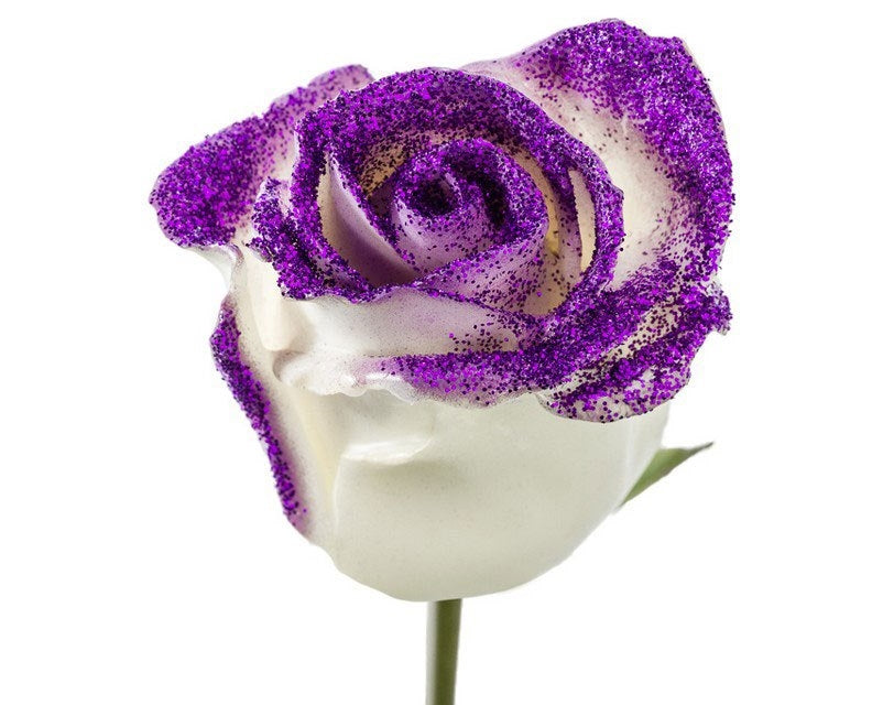 Bouquet de grandes roses de cire de fleurs blanches avec des paillettes violettes