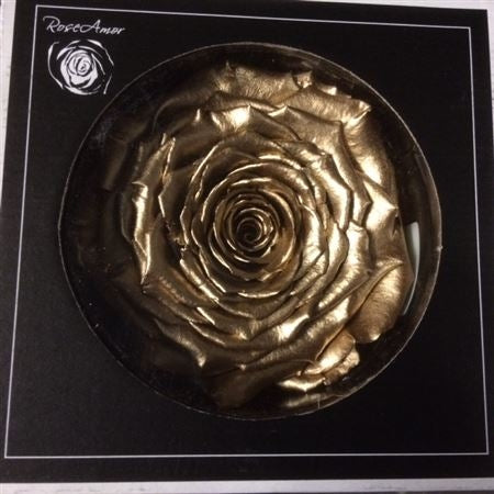 Erhaltte goldfarbene Rose in einer Geschenkbox