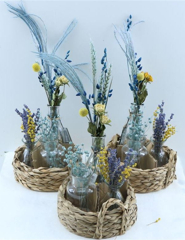 Panier avec 3 bouteilles avec des arrangements de fleurs sèches bleues