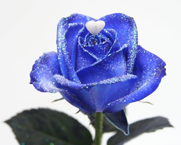 Rosenstrauß aus blauen glitzernden Rosen mit Herz