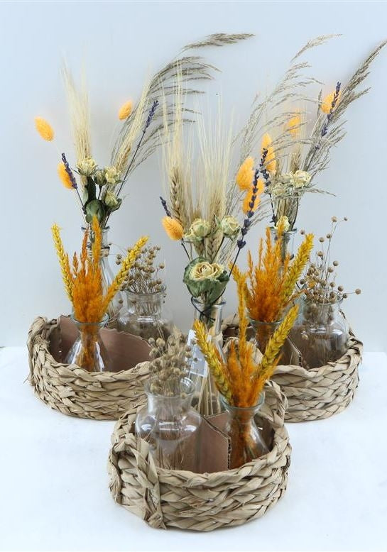 Mandje met 3 flesjes met oranje droogbloemen arrangementjes