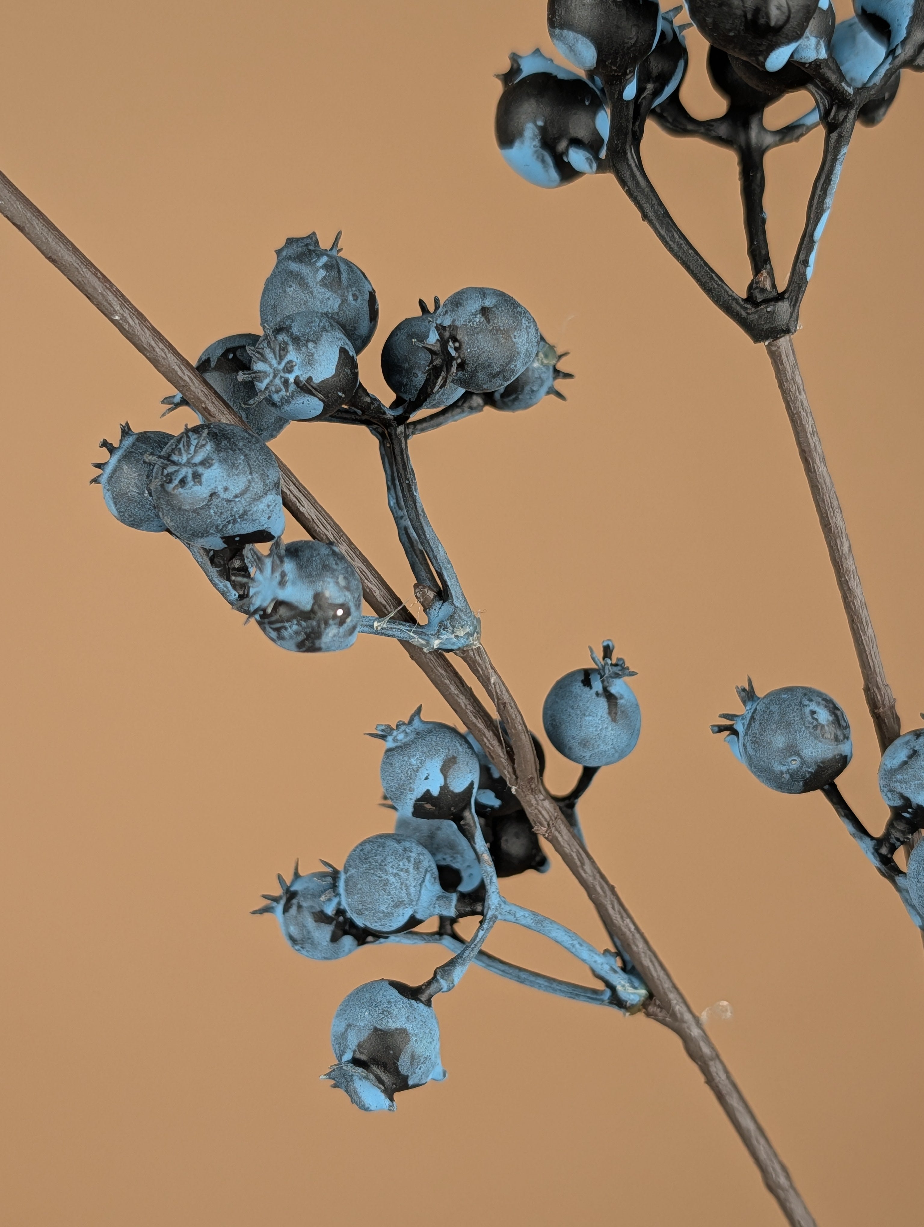 Branche de baies en soie – Bleue (76 cm)