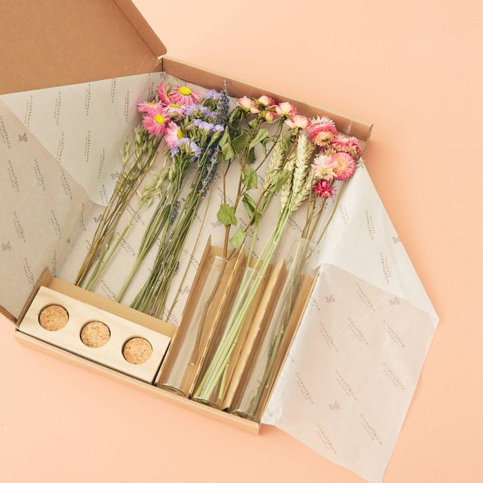 Geschenkbox - getrocknete Blumen in Briefkasten - mit Vasen - Pink