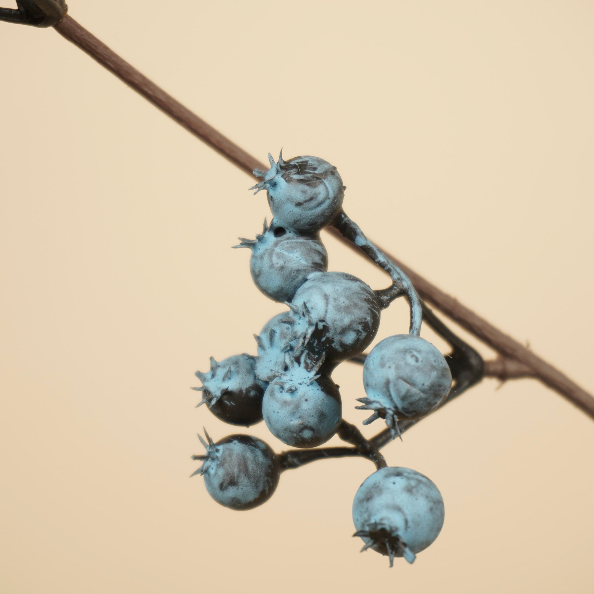 Branche de baies en soie – Bleue (76 cm)